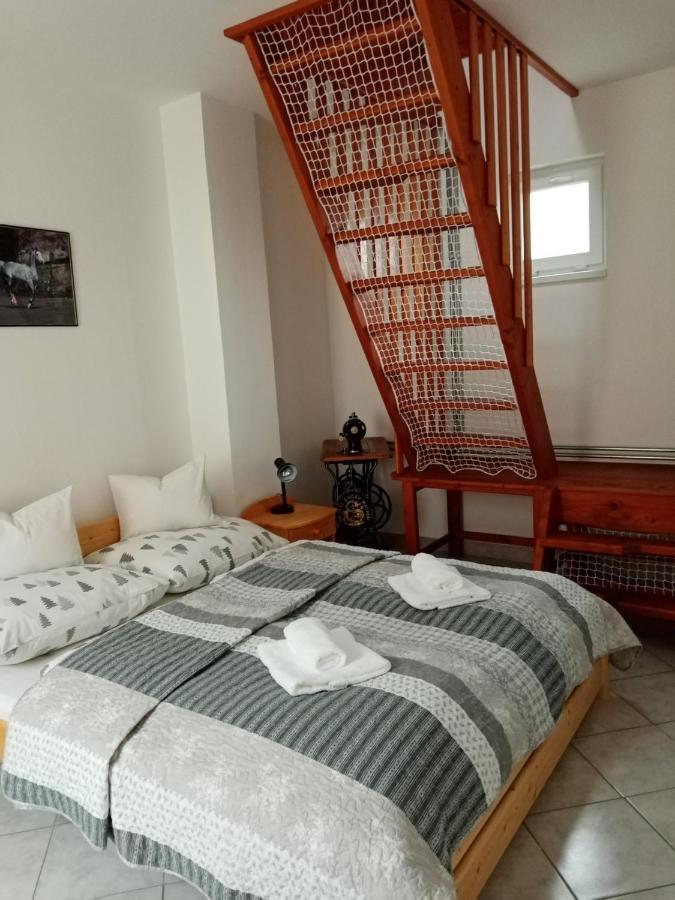 Eoetvoes Nyaralo Villa Siofok Bagian luar foto