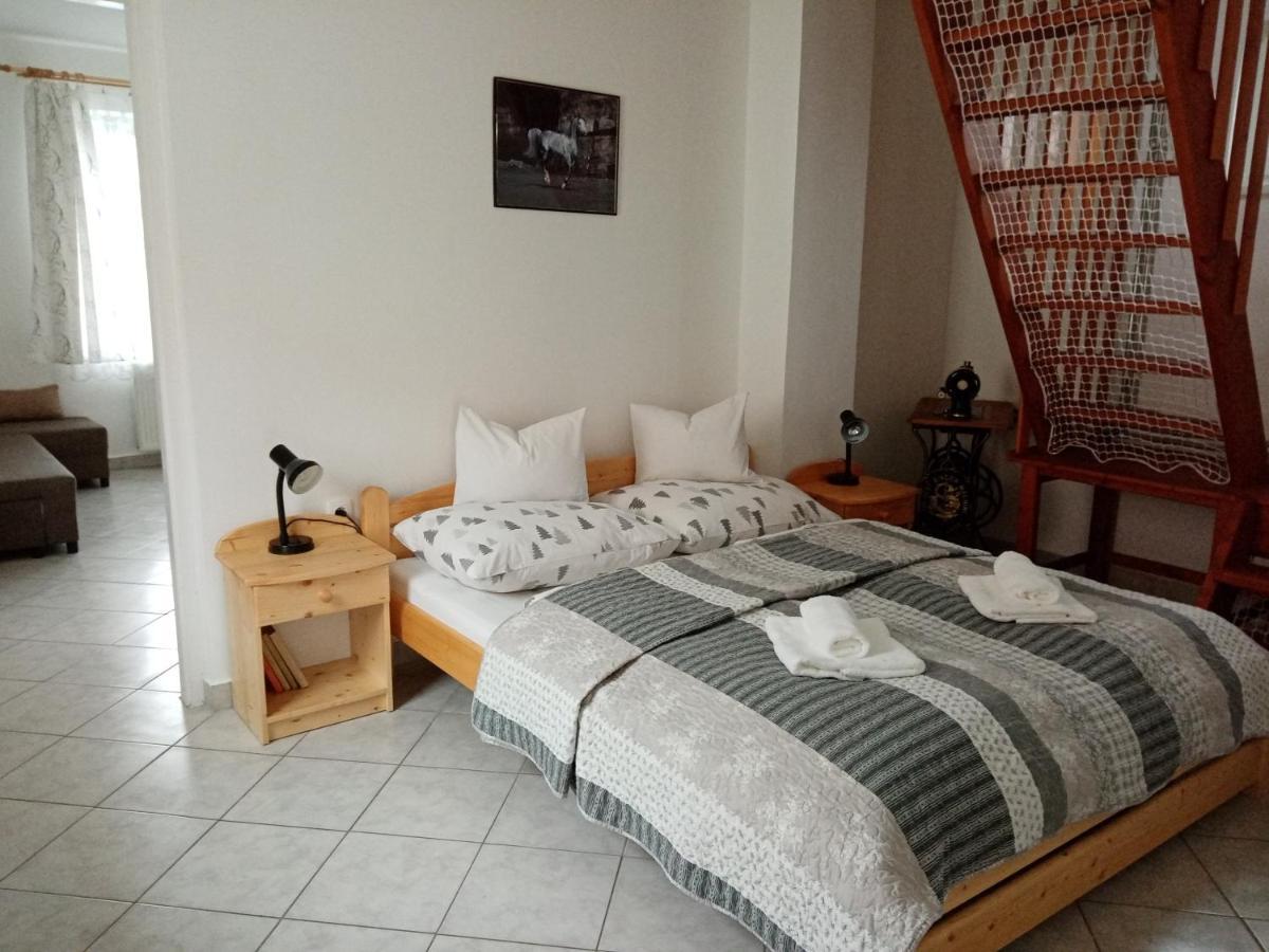 Eoetvoes Nyaralo Villa Siofok Bagian luar foto