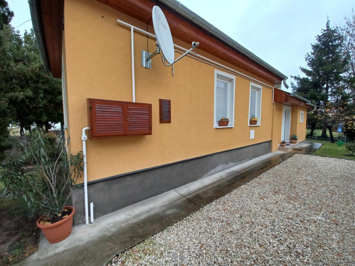 Eoetvoes Nyaralo Villa Siofok Bagian luar foto
